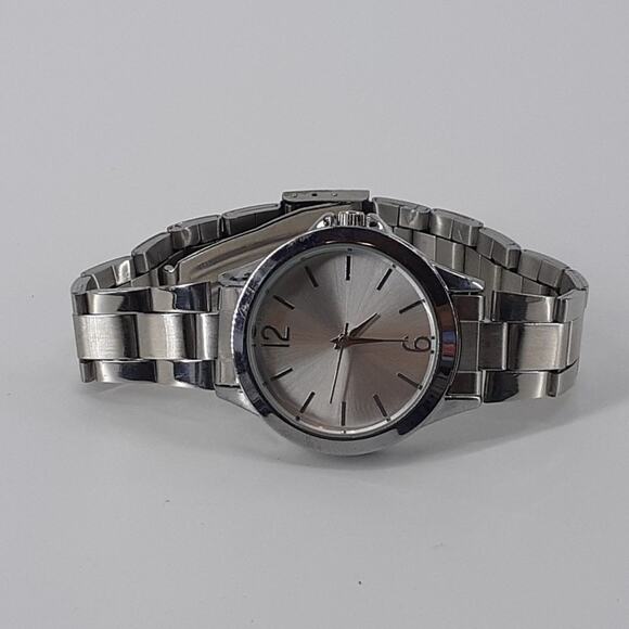 Women's Unbranded Wristwatch Silver Tone Analog Bracelet Style Band Career - Picture 8 of 12